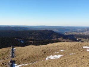 Panorama depuis La Dôle : les chaînes du Jura français et la vallée de la Bienne La Dôle