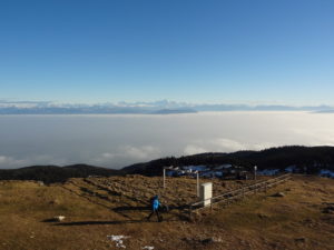 Panorama depuis La Dôle (1677 m) : le bassin lémanique sous le stratus et les Alpes La Dôle