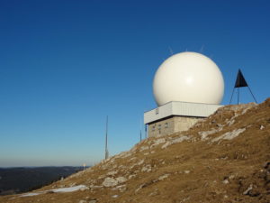 La fameuse "boule" de La Dôle, qui abrite un radar de SkyGuide La Dôle