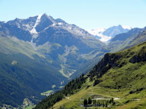 La Grande Dixence, la Pointe de Vouasson (3490 m) et le Mt Blanc de Cheilon (3870 m) Essertse