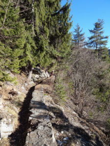 Section plus étroite où il faut pousser le vélo sur le muret Conthey