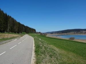 La D46 le long du lac de Remoray Jura