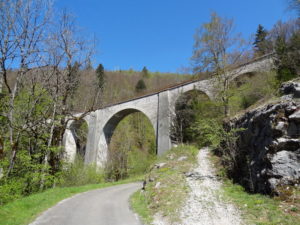 Viaduc ferroviaire dans la vallée de la Bienne Jura