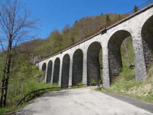 Viaduc ferroviaire dans la vallée de la Bienne Jura