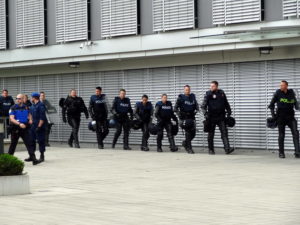 Réplique logique : les renforts sortent du bâtiment Monsanto