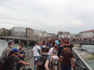 19h05 : le pont des Bergues se remplit Critical Mass