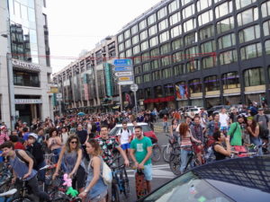 20h28 : la Critical arrive sur la place Cornavin Critical Mass