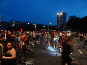 21h46 : sur la place des Nations Critical Mass