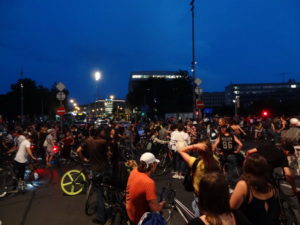 21h47 : sur la place des Nations Critical Mass