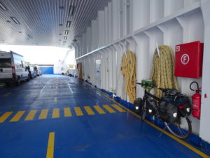 Sur le ferry entre Saaremaa et Hiiumaa (Estonie) pays baltes à vélo