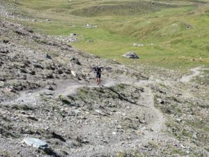 Entraînement au portage dans la montée au Pas de Lona