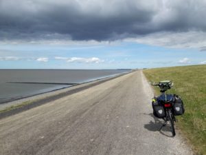 Sur la digue, le long de ma mer préférée